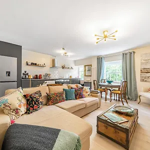Charming Two Bedroom Maisonette Apartment