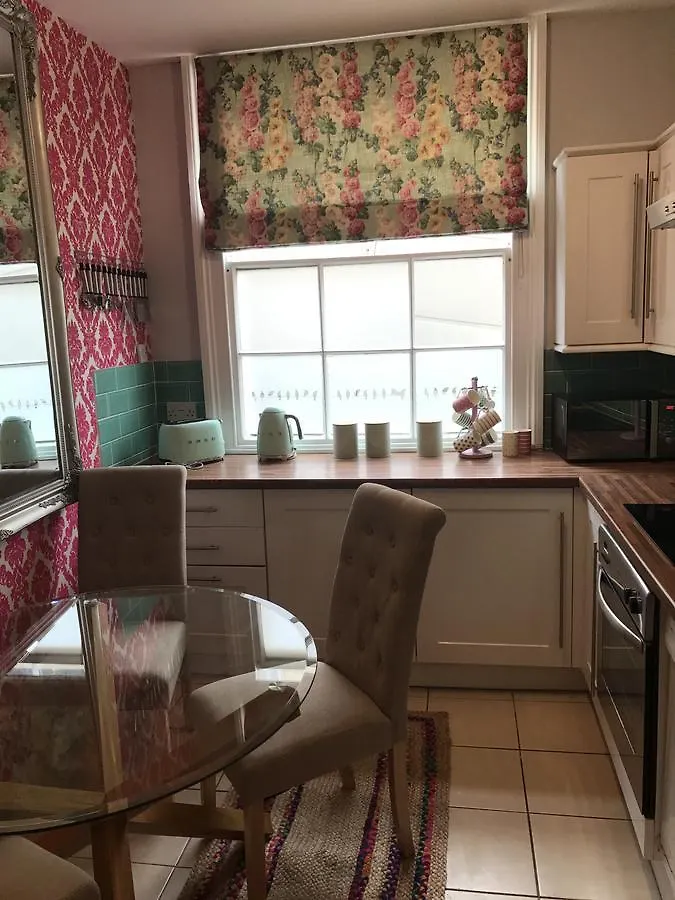 2 Bed, Ground Floor Bijou Georgian City Apartment Bath