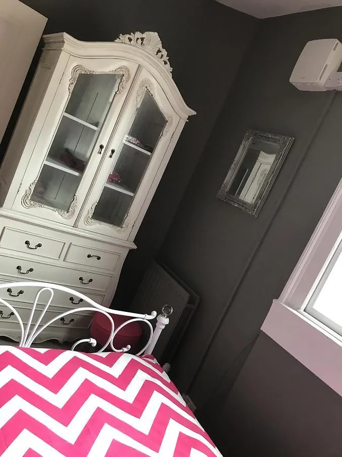 2 Bed, Ground Floor Bijou Georgian City Apartment Bath