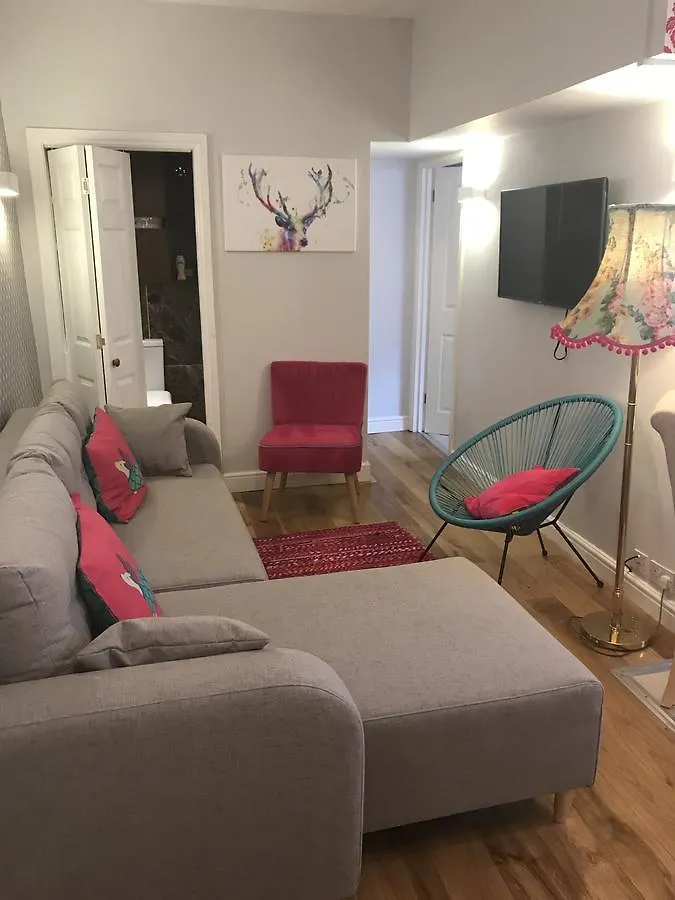 2 Bed, Ground Floor Bijou Georgian City Apartment Bath